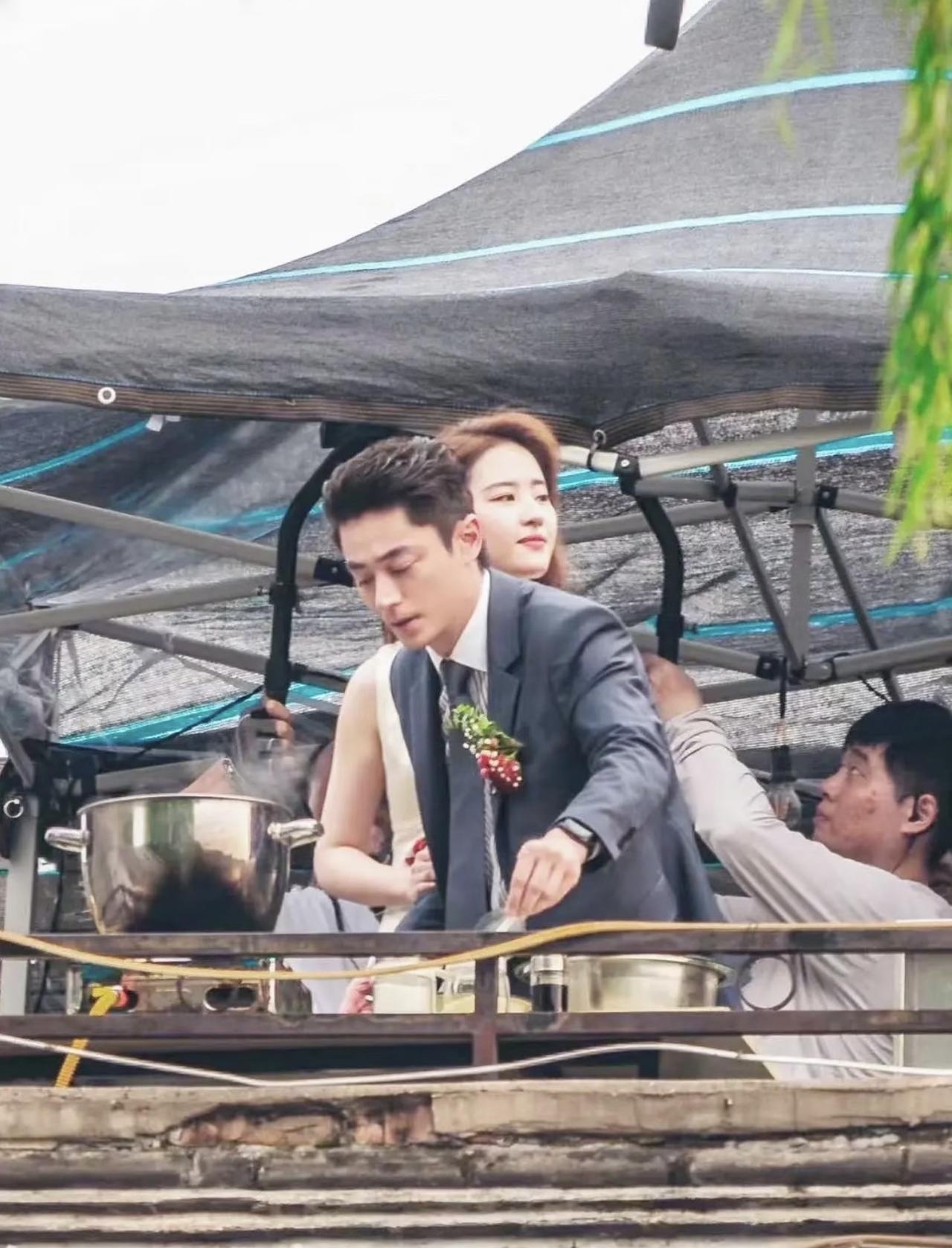 刘亦菲与霍建华昔日同框照，2023年，两人在拍戏现场时的画面。霍建华西装革履