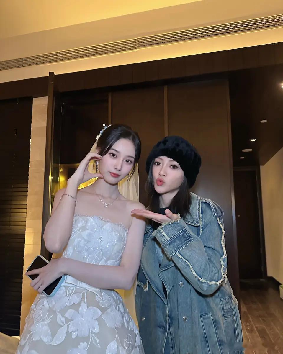 谢可寅晒与徐艺洋黄子韬合照夸赞新娘穿婚纱好漂亮10月17日，谢可寅分享与黄子韬