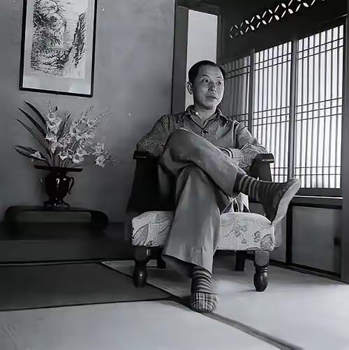 张学良被囚禁54年，生活奢华，每月经费是北京人均工资400多倍。西安事变之后，张