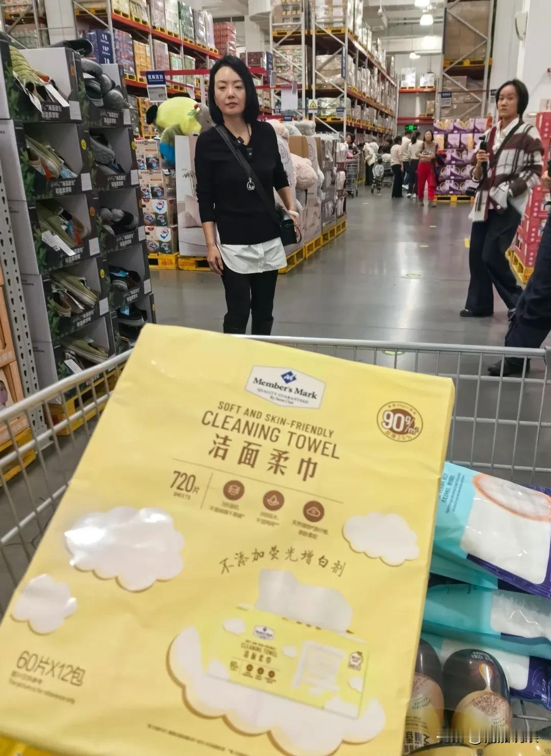 华谊总裁夫人王晓蓉现身北京一超市，她留着齐肩短发，穿着一件黑色假两件，黑色休闲裤