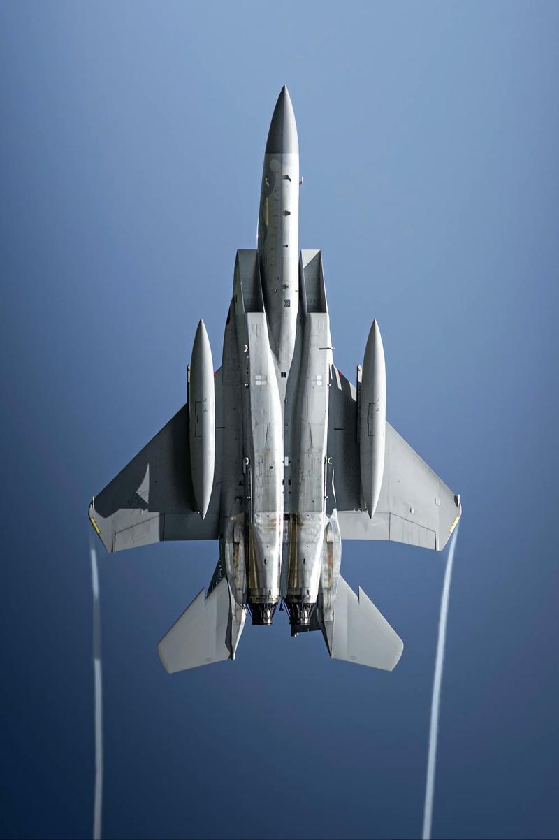 歼-16锁喉F-35？15米贴脸倒飞！美军懵了！美军侦察机传回的画面让五角大