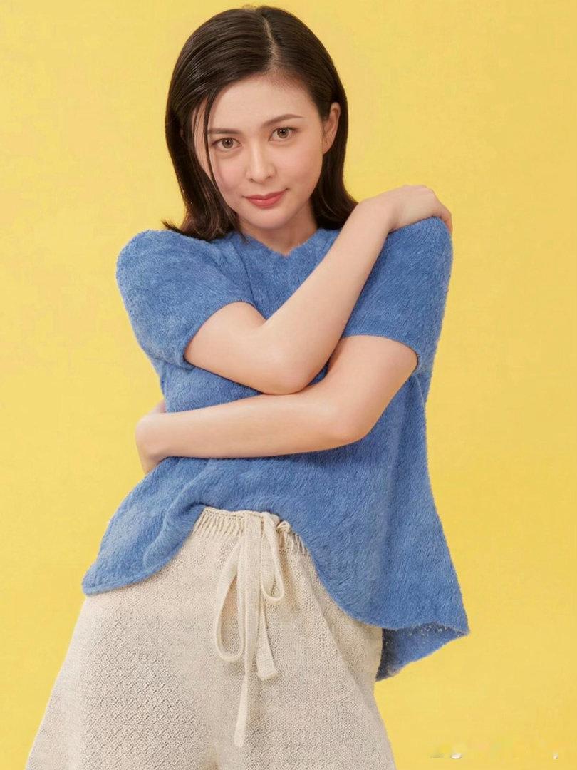 关之琳堪称绝代港风女神，五官精致饱满，一颦一笑自带惊艳氛围感，美得无可替代。