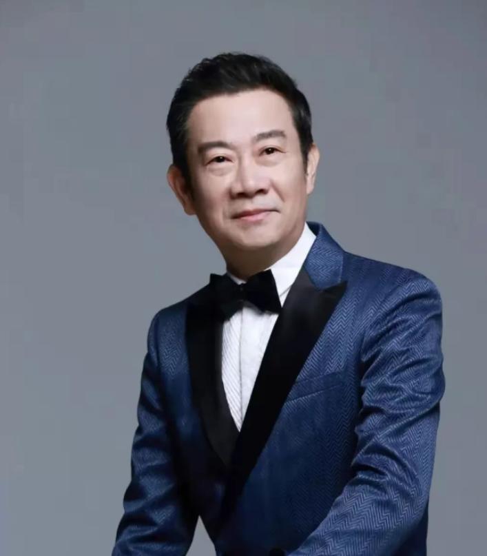 1990年，央视主持人赵保乐被借调到北京。为了省钱，他和妻子睡在汽车配件仓库里。