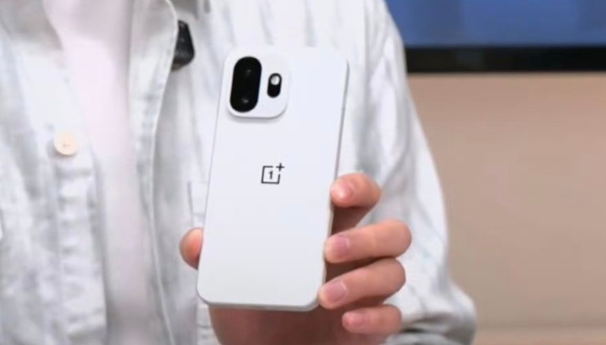 一句话总结今晚一加15T的首秀直播：白色党永不为奴！！！这一代的白色，还是好看