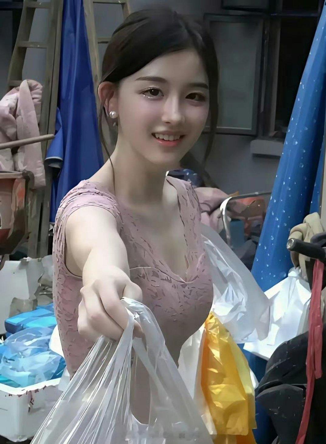 万万没想到，这么漂亮的女孩竟然在这里卖菜！