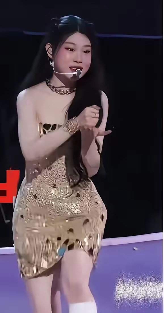 那条裙子不是她爸买的，是节目组借的。品牌送的，拍完就还。小沈阳自己穿拖鞋上台，闺