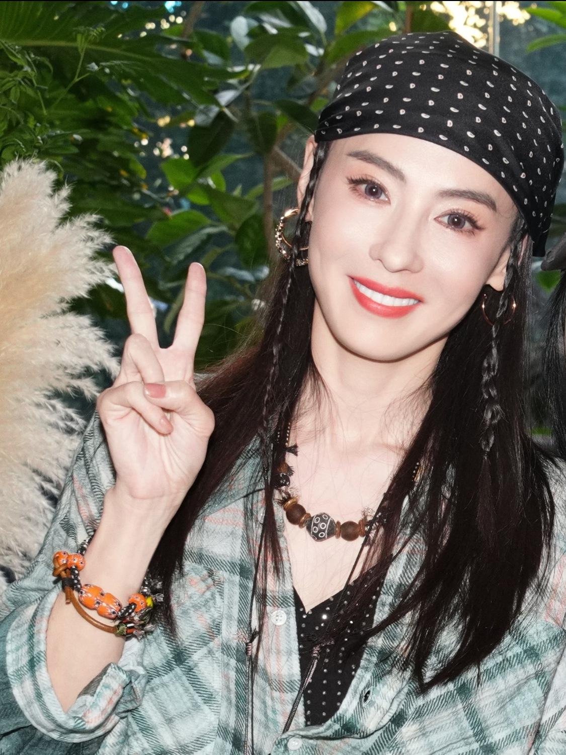 王菲沉默了，就连谢霆锋也沉默了！张柏芝一句“排队都轮不到你”直接炸翻评论区，