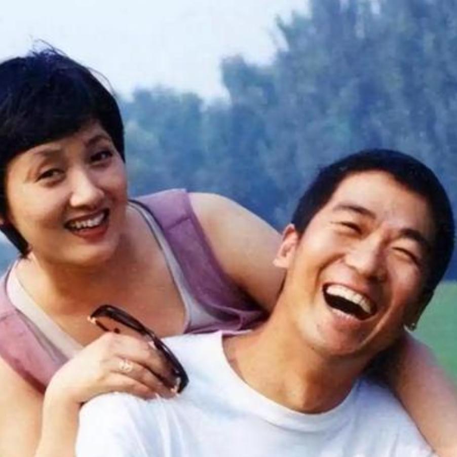 张国立和前妻罗秀春离婚都三十多年了，如今67岁的罗秀春，每月雷打不动地收着前