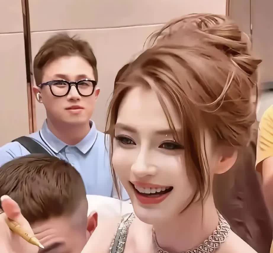 我的天呐，大家能猜出来她是谁吗？怎么像换了一张脸，居然是黄晓明的前妻Angela