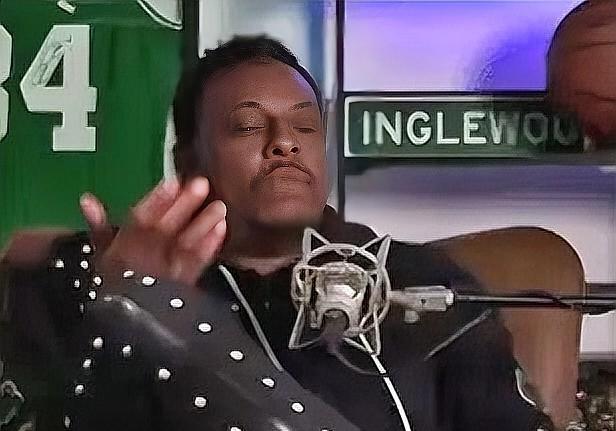 绿军名宿皮尔斯真敢说啊！丝毫不给老詹姆斯留面子。近日，皮尔斯在节目中谈到湖人