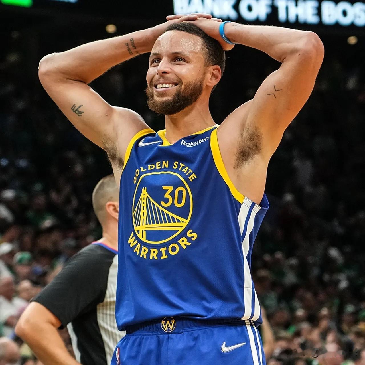 库里重情重义啊！在接受CNBCSports采访时，主持人问库里：你的生涯所