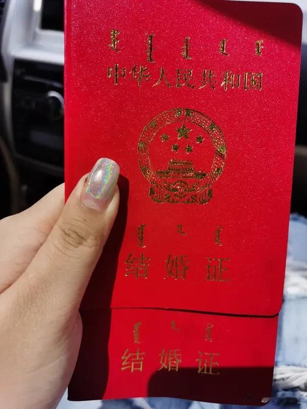 我一个男同事昨天离婚了，结果这男的跟开屏的孔雀一样，连发了三条朋友圈。第1条：