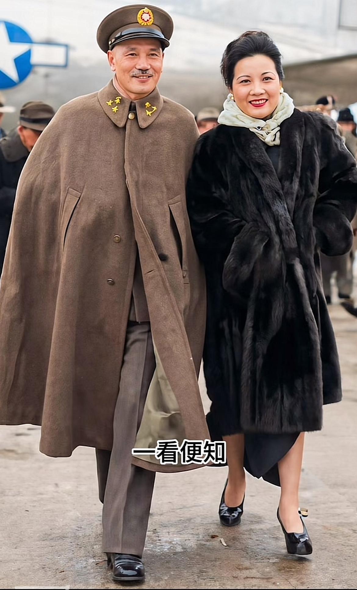 这是蒋介石第一次，也是最后一次踏上延安的土地，这才是蒋介石和宋美龄真实的样貌，不