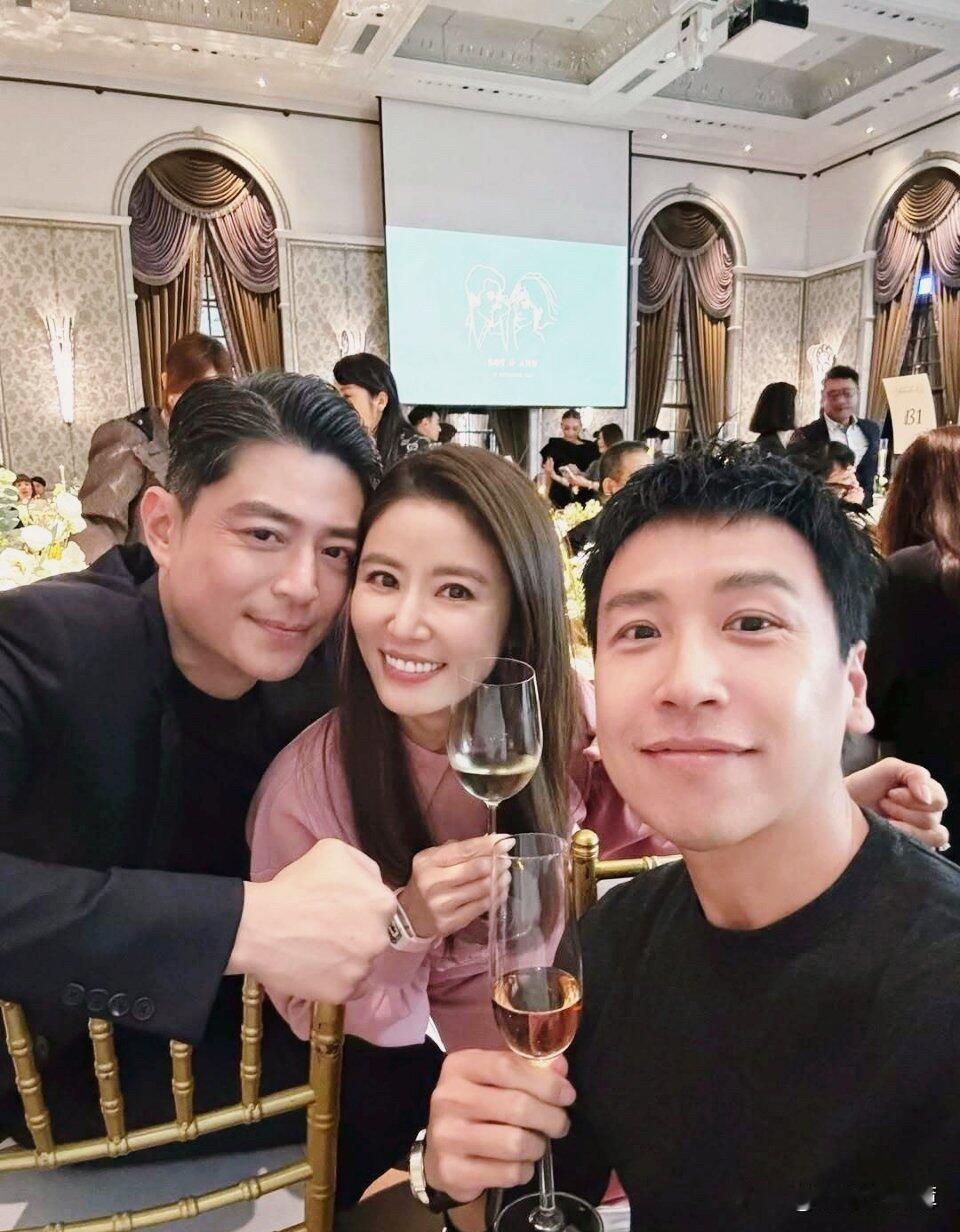 霍建华总有种要一直粘着老婆的感觉～～他跟着林心如频繁聚会，人都变开朗多了。不