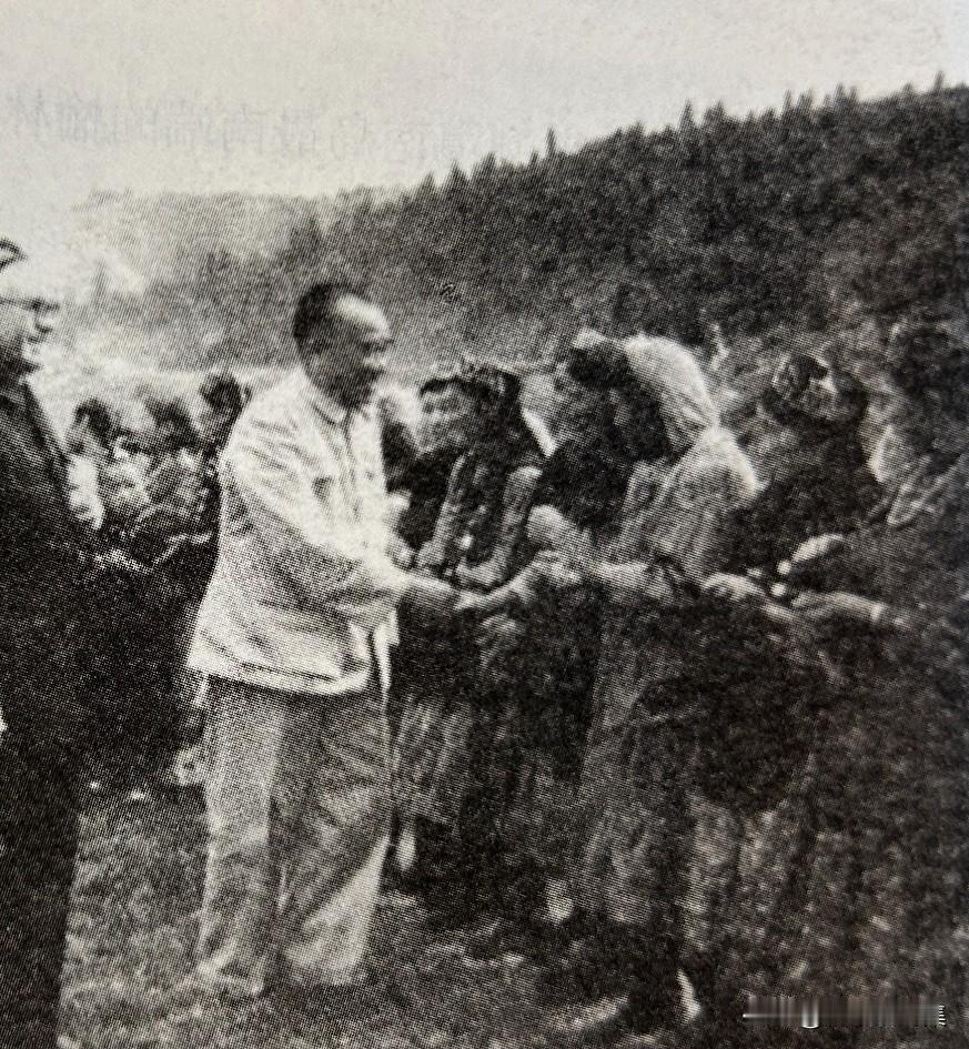 1958年9月，朱德副主席在新疆视察期间，与哈萨克族女社员亲切交谈的珍贵历史瞬间