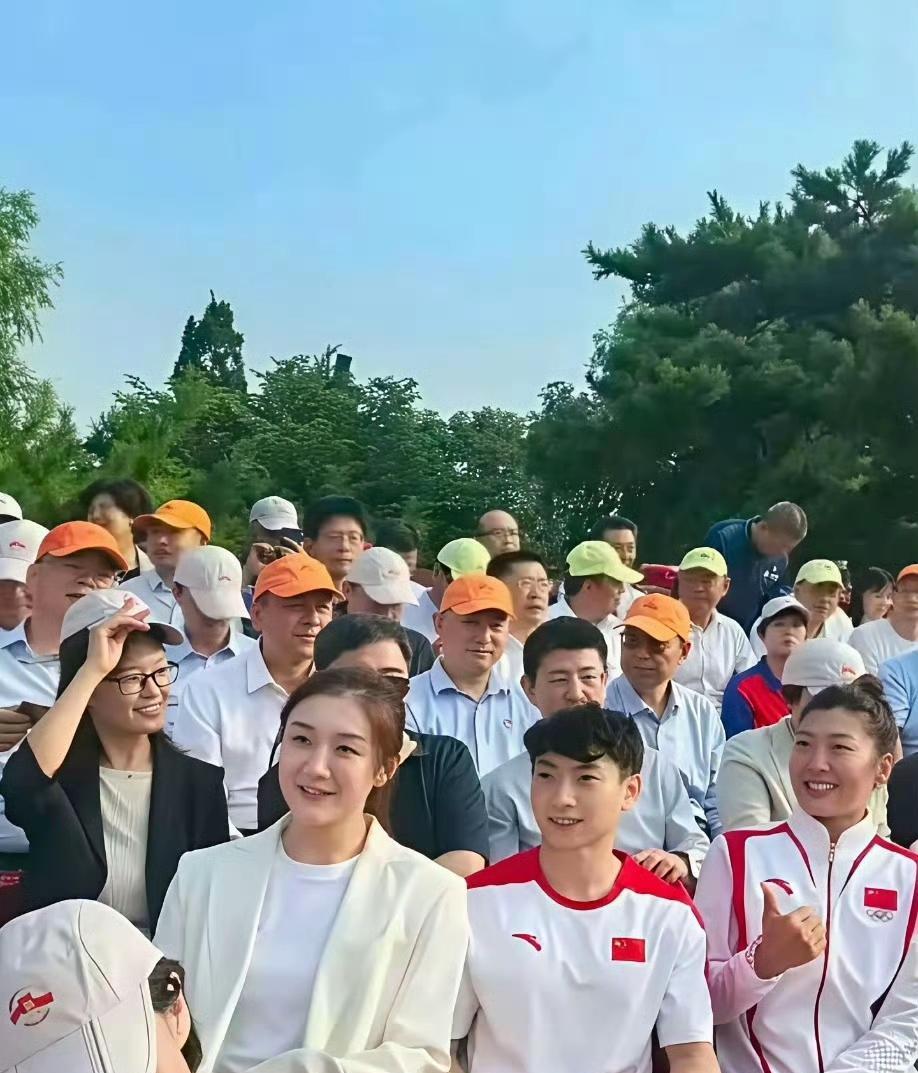 找了半天找不到的陈梦在这里呢，和龙队合了照，她俩上身穿白色，下身穿黑色，搭配的好