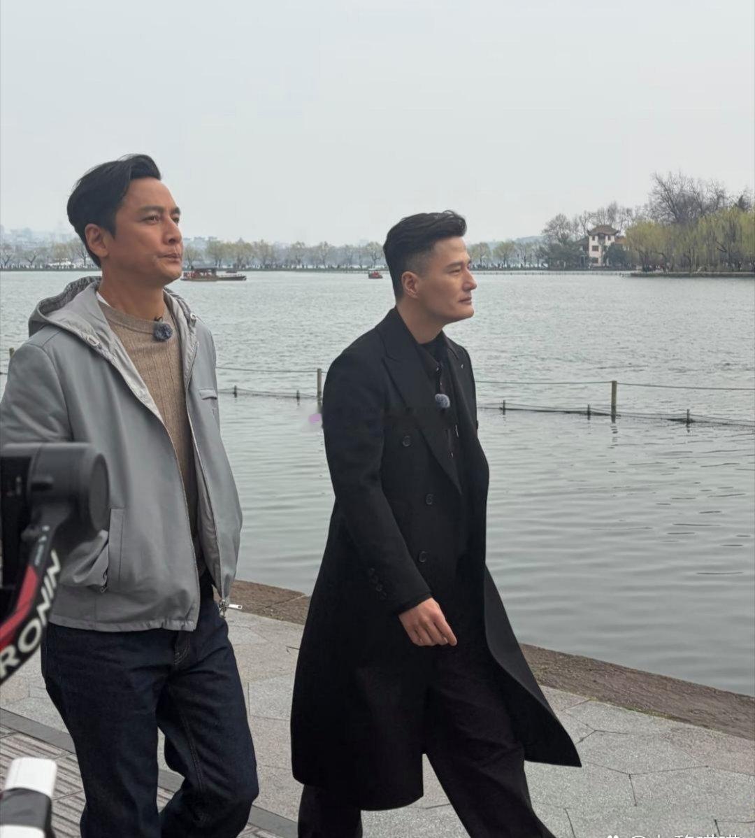 52岁吴彦祖和51岁尹子维在杭州西湖散步被偶遇，两个人的状态都好年轻，对比之下，