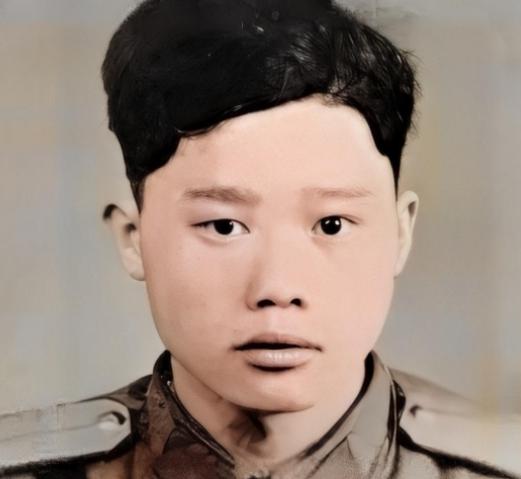 1951年1月28日，志愿军战士潘天炎因为生理需要去附近的草丛解决，却意外发现阵