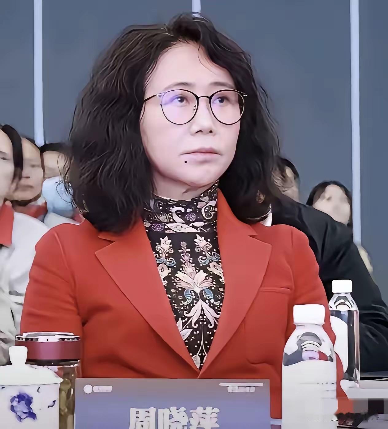 9月2日业绩说明会上，董事长周晓萍再次道歉，说正在整改。但一被问到"到底为什么裁