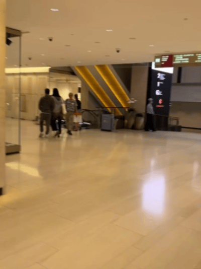 网友偶遇奚梦瑶何猷君逛商场网友偶遇奚梦瑶何猷君逛街网友偶遇奚梦瑶何猷君逛街，就