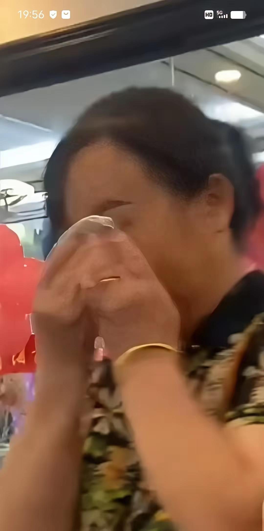 谁看了这个托梦故事不泪目啊！女儿生日前三天，外婆梦见去世半年的儿子穿着旧夹克站