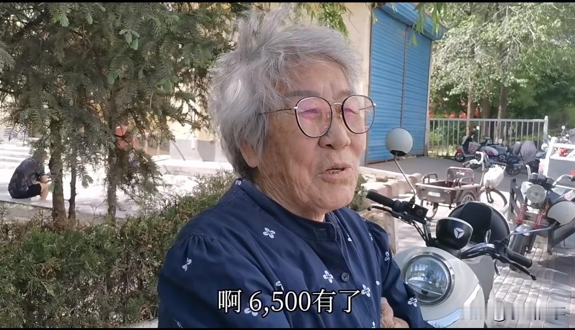 内蒙古中小学教师退休金情况：1、内蒙古，77岁，40多岁退休，中级职称，教龄2