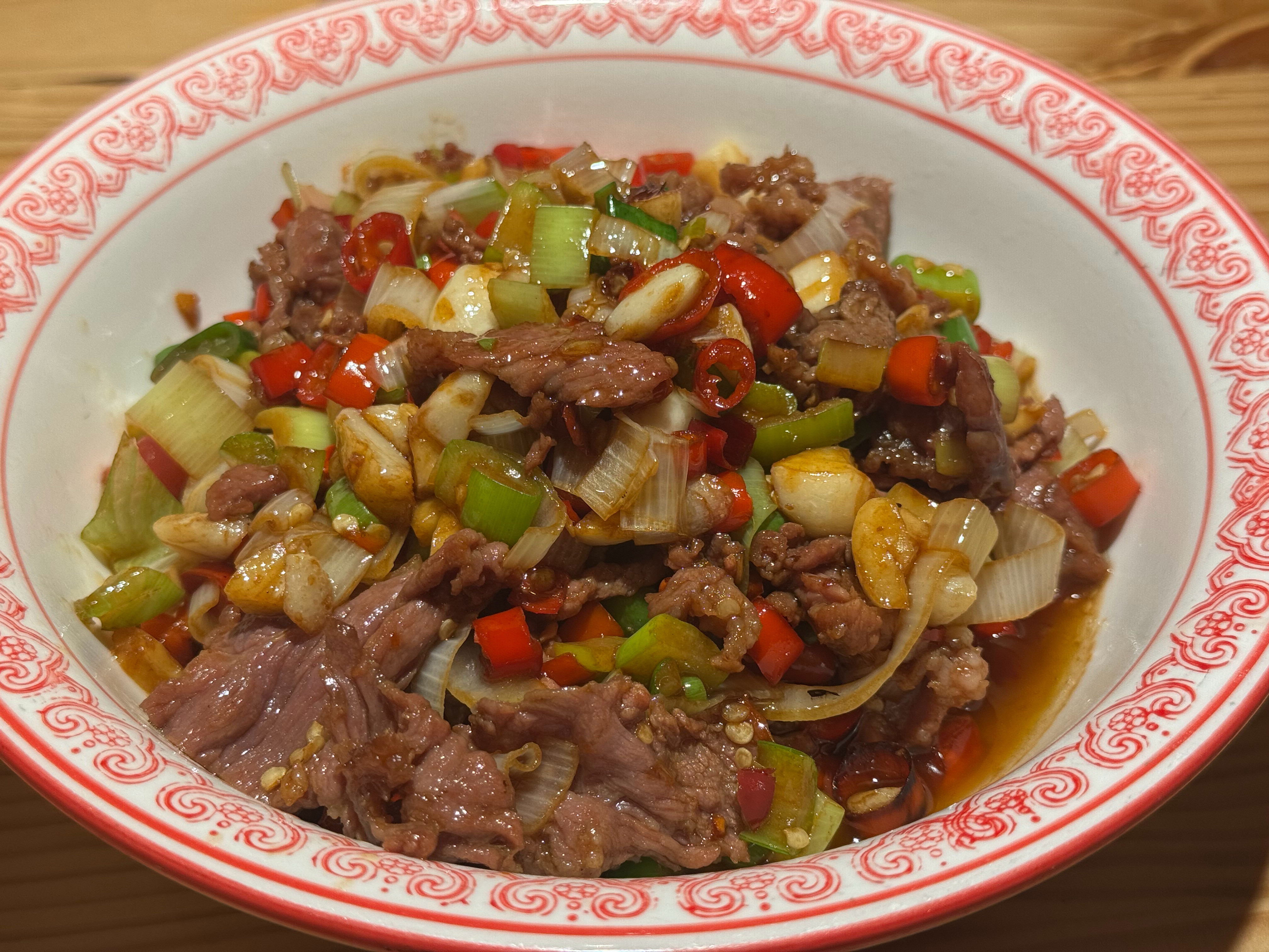 在武汉24小时都没呆到就要走了。临走整个当地菜吧，图1那个牛肉，真好吃。