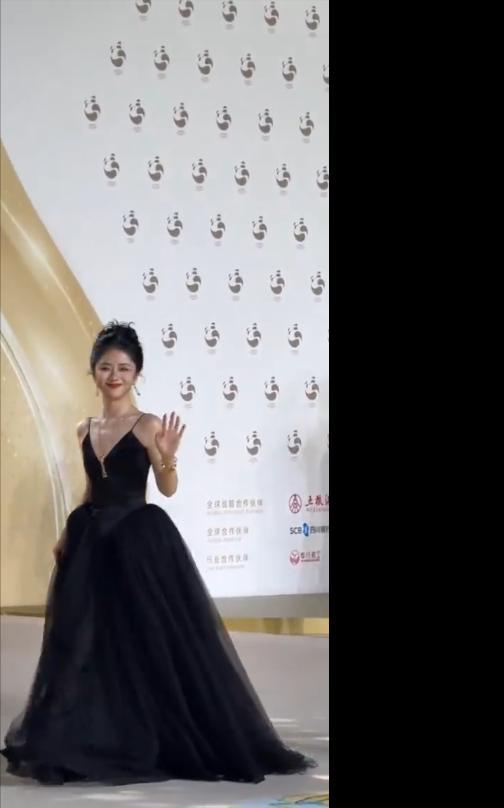谭松韵走红毯就穿个大黑头鞋，太松弛了吧
