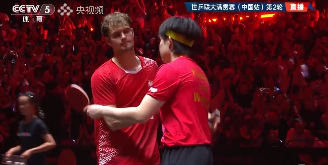 太漂亮了！王楚钦3：2战胜波兰选手，进入下一轮！这场比赛打的非常艰难