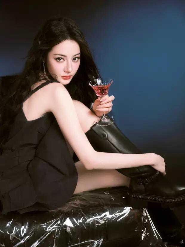 分享娱乐分享娱乐迪丽热巴身姿曼妙，曲线迷人，穿小黑裙秀美腿俏丽多姿​