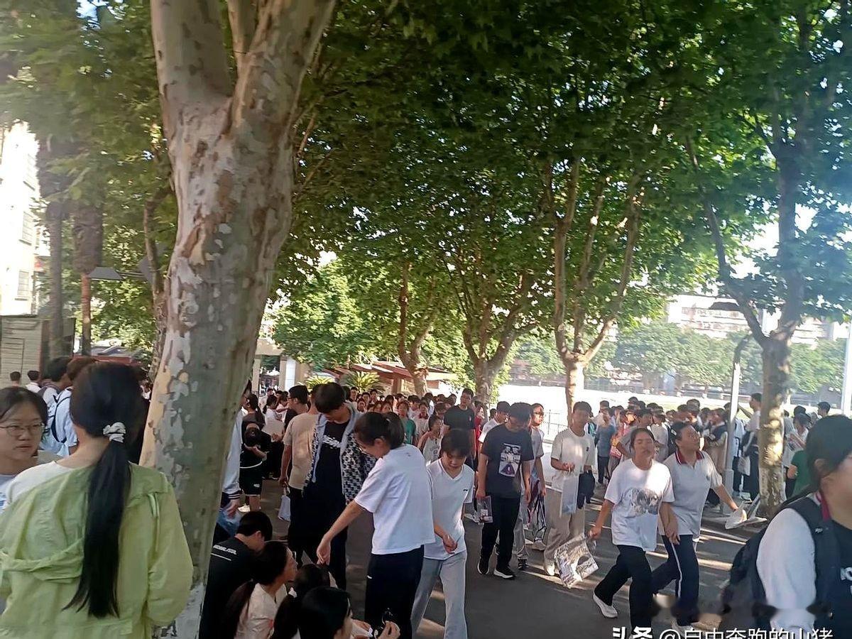 凡是监考过中、高考的老师都知道，监考老师每监考一堂，都会改变监考考室继续监考，不