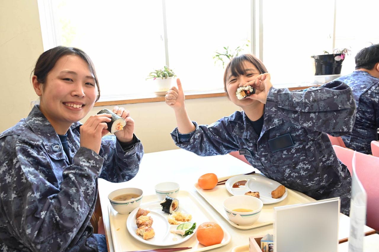 日本海自的女兵饭菜：1、一碗青菜蛋花粥；2、两个寿司；3、一个橙子；4