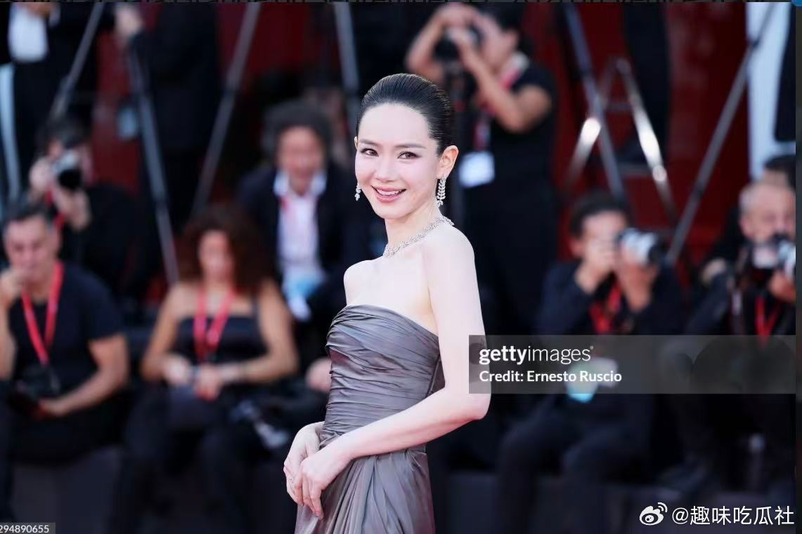 戚薇身上比脸白戚薇这冷白皮真的绝了，第一次见到身上比脸和脖子都白的情况！不过仔