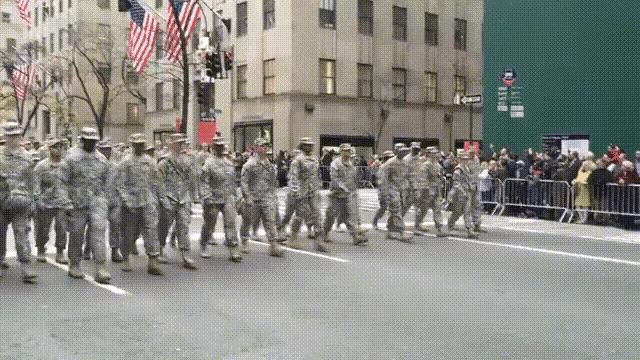 阅兵的目的是什么？阅兵的目的当然是：长自己的锐气，灭他人的威风！就像二战时期前苏