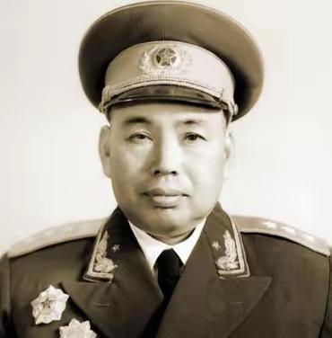 秘书拿着许世友刚发的工资，忐忑的走进办公室，说道：“司令员，这个月的工资发下来了