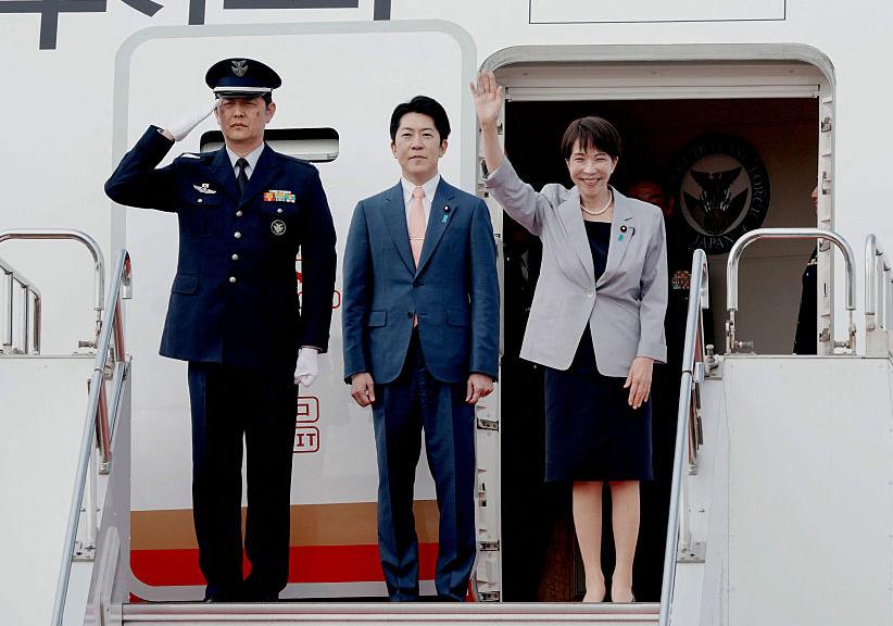 高市早苗去越南了。5月1日晚，专机落地河内，红毯、鲜花、仪仗队，规格看着挺高。