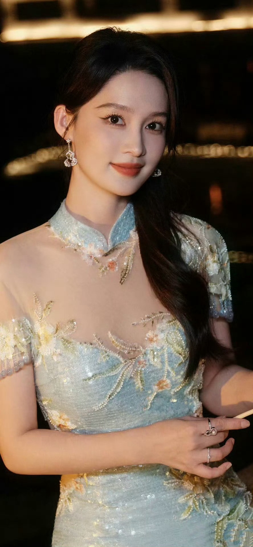 李沁，这套旗袍穿搭，真是绝美。李沁