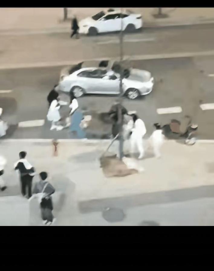 张女人被男人一脚踹飞，这下绝对老实了。一个女人，尤其是一个嚣张跋扈的女人，无论