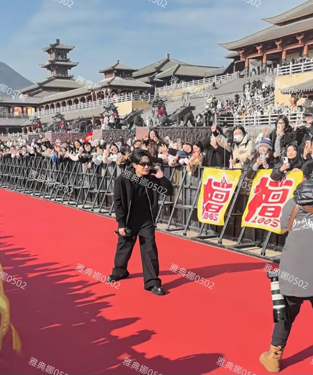 横店影视城的开机仪式上见到了檀健次，本人并没有粉丝们夸的那样帅气，虽然他白白瘦瘦