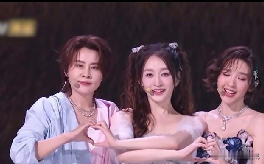 现在娱乐圈的审美怎么回事据说这三个人的组合火了这三个人单拎出来每个人都是家喻