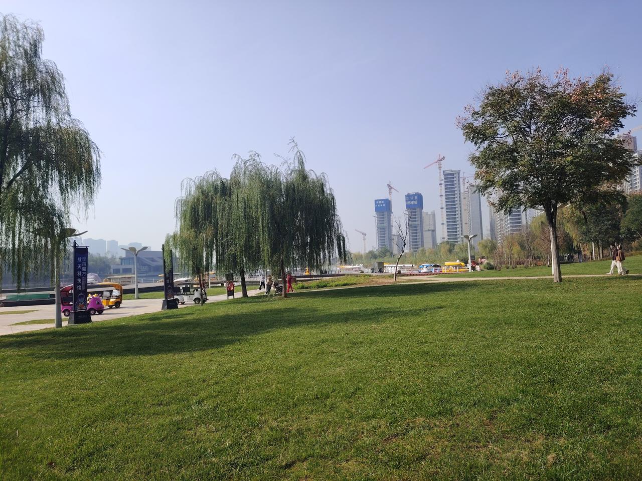 那时，学校上下课用的是电铃，并非如今能自动控制的铃，需人工按响。学校便安排门卫王