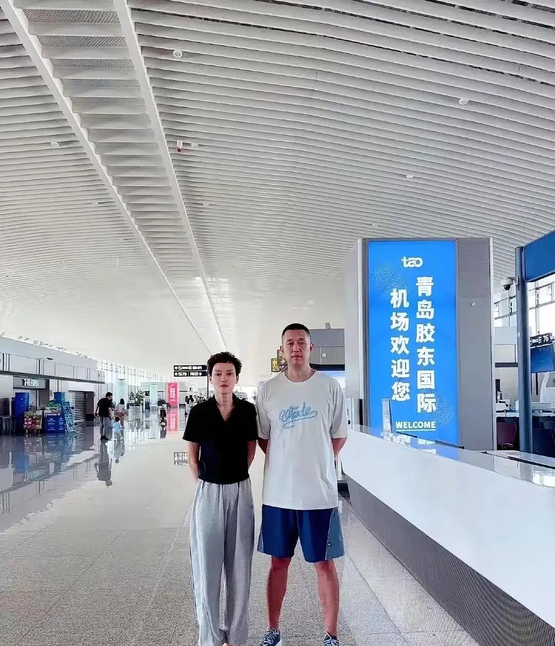 这是杨瀚森的父母。好年轻啊。想想当年姚明去NBA选秀，他的父母有点儿很大年纪的样