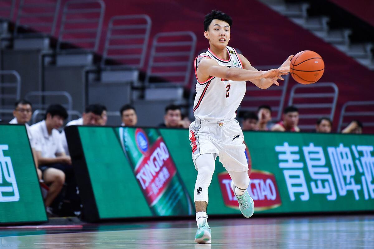 说实话，郭士强如果不信任徐杰，那还不如放他回来广东队，为什么非要带着，却又不让上
