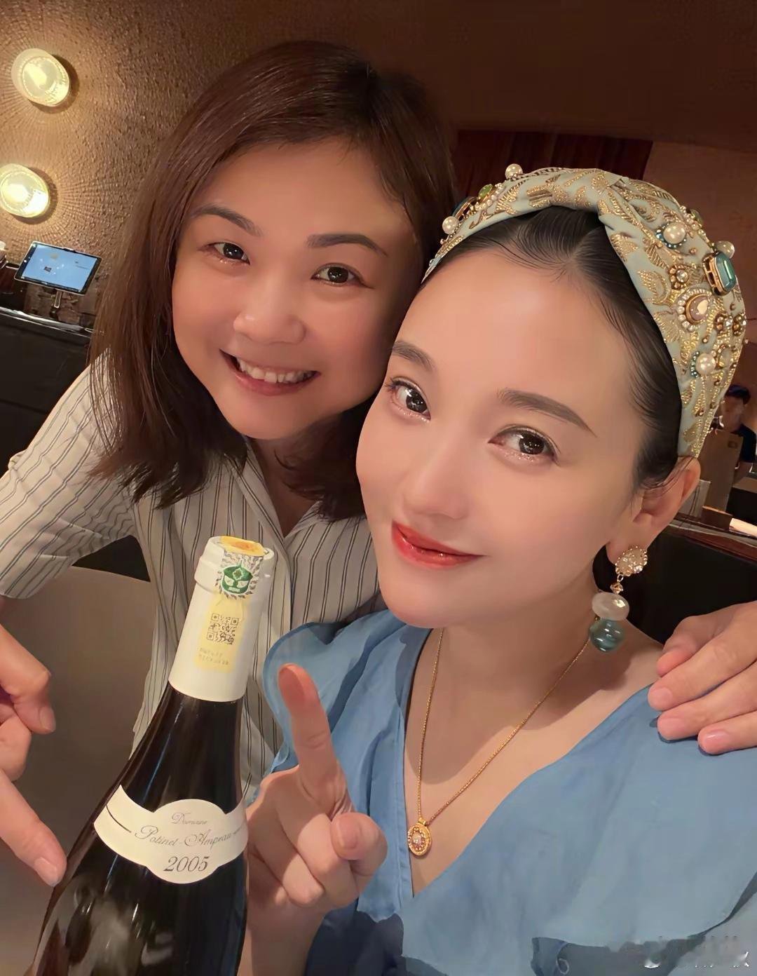 金莎带小老公去马来西亚旅游，顺便跟同学小聚。有点违和，感觉她小老公跟她们像两代人
