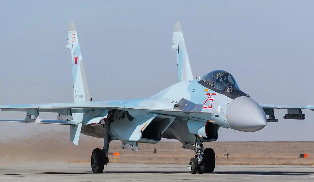就在前些日子，一架涂着伊朗空军迷彩的苏-35重型战机，稳稳扎在哈马丹空军基地的跑