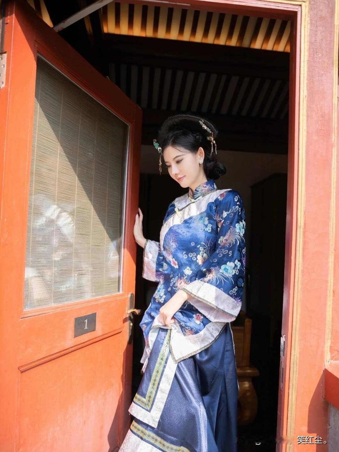 红门轻掩，蓝衫盛放，一眼万年的清冷美人，把日子过成了诗画里的模样。