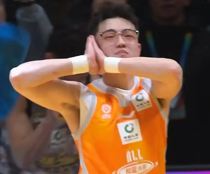 说句实话，CBA全明星赛不应该让张鼎岩，陈登星这些杂技型人参加扣篮大赛。虽然他