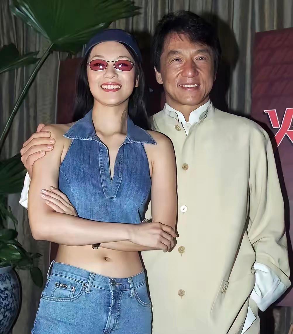 成龙我认识，旁边的女生是谁呀？戴着墨镜，气质不凡，是不是一位大明星呢？看着像一位
