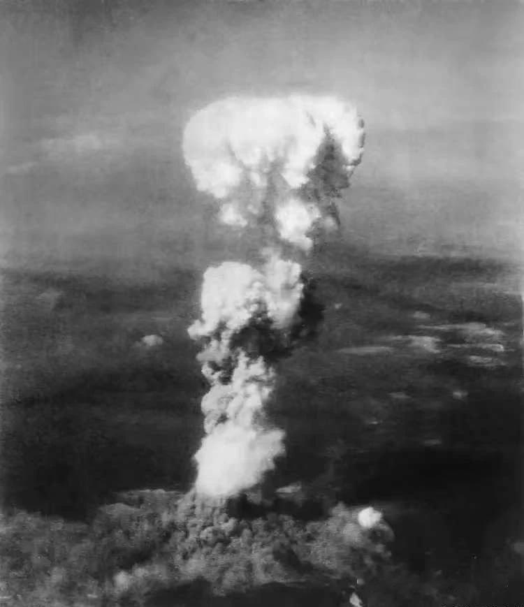 1945年8月6日，第一卡颗原子弹在广岛爆炸，日本没有投降。8月9日，第二颗