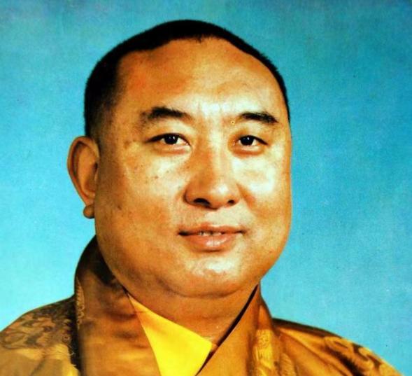 1937年，西藏九世班禅圆寂，高僧们长途跋涉，找到5岁的贡布慈丹作为继承人，谁知